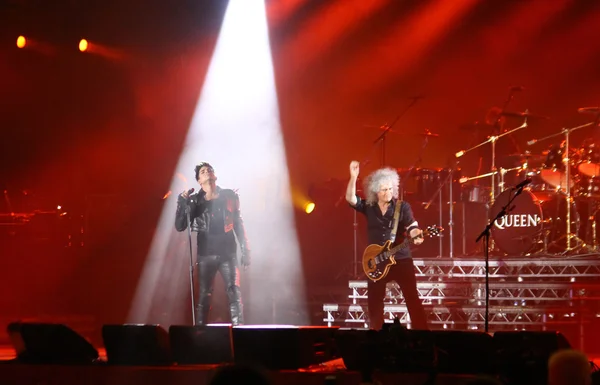Reina con Adam Lambert realizar en el escenario durante concierto de caridad en Kiev —  Fotos de Stock