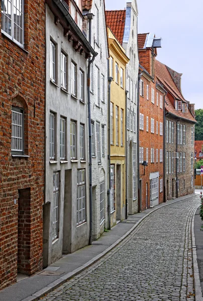 Liten gata med gamla byggnader i Lübeck — Stockfoto