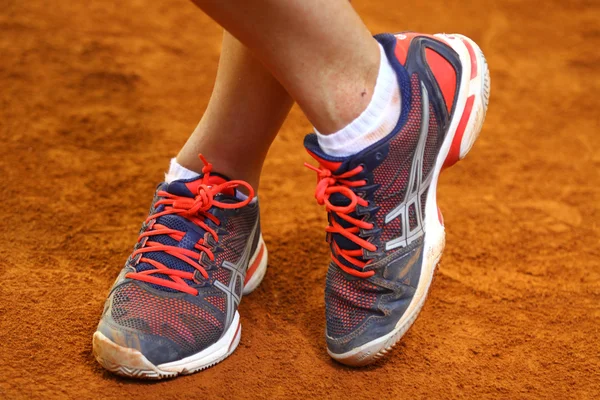 Τένις παίκτης τα πόδια στο γήπεδο πηλό — Φωτογραφία Αρχείου