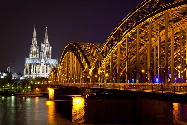 Catedral de Colonia y puente sobre el río Rin, Alemania — Foto de Stock