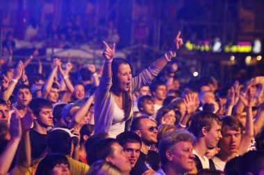 insanlar dans rock konseri sırasında