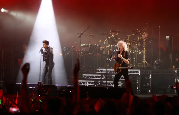 Queen with Adam Lambert perform onstage during charity concert i — Stock Photo, Image