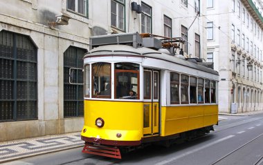 Lizbon sokakta tipik sarı tramvay