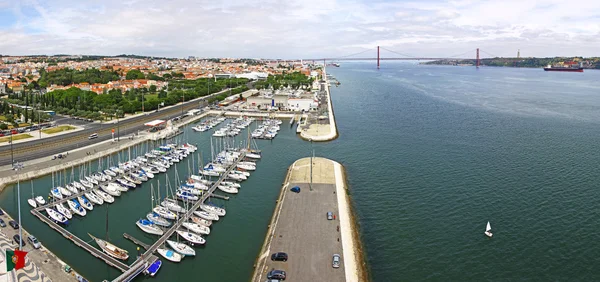 Docas nas margens do rio Tejo em Lisboa, Portugal — Fotografia de Stock