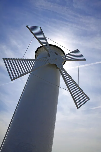 Moinho de vento branco velho farol em Swinoujscie, Polônia — Fotografia de Stock
