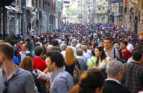 Människor gå på istiklal street i istanbul Royaltyfria Stockbilder
