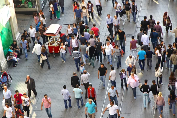 istiklal istanbul sokak üzerinde yürüyen insanlar