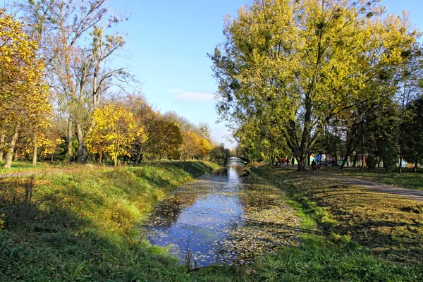 Центральный парк города Луцка в начале осени — стоковое фото