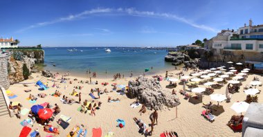 cascais, Portekiz plajda güneşlenirken insanlar