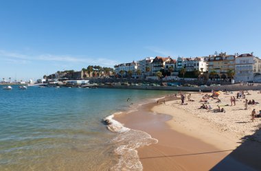 cascais, Portekiz plajda güneşlenirken insanlar