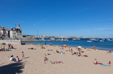 cascais, Portekiz plajda güneşlenirken insanlar