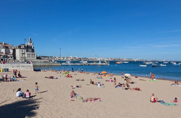 People sunbathing on the beach in Cascais, Portugal — Stock Photo, Image