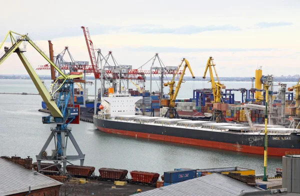 Industrilandskapet i odesa seaport, Ukraina — Stockfoto