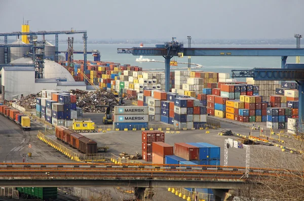 Промышленный ландшафт Одесского морского порта, Украина — стоковое фото