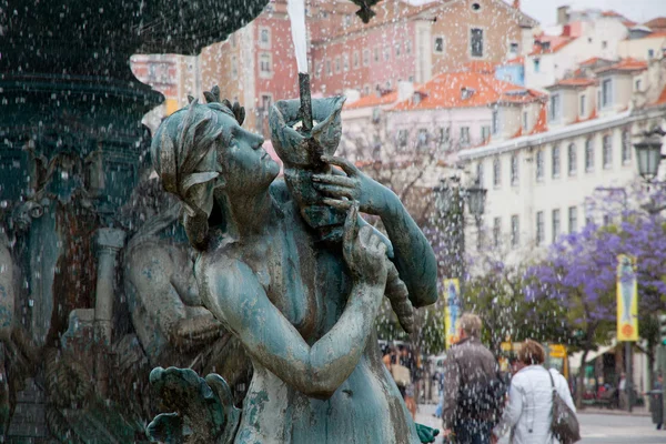 Bronzová fontána na náměstí rossio v Lisabonu — Stock fotografie