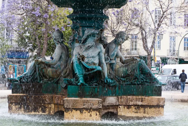 Bronzová fontána na náměstí rossio v Lisabonu — Stock fotografie