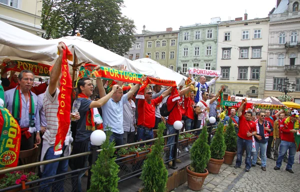 Portugal football team supporters walk on a streets of Lviv — Stock Photo, Image