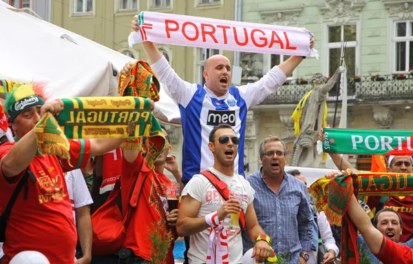 Portugal torcedores do time de futebol andam nas ruas de Lviv — Fotografia de Stock