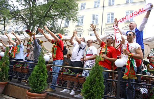 Portekiz Futbol Takımı taraftarları lviv sokaklarında yürümek — Stok fotoğraf
