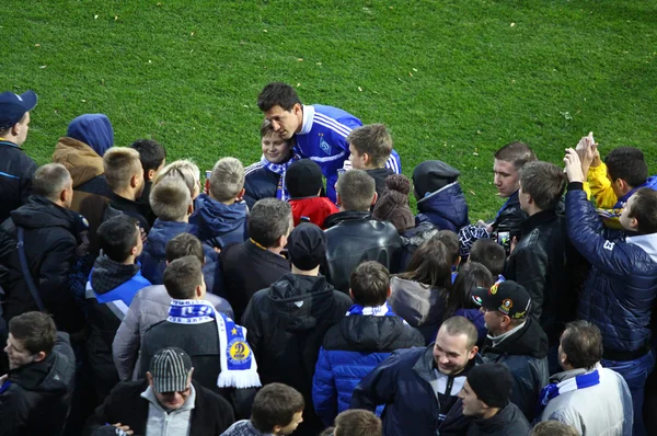 Danilo Silva of Dynamo Kyiv gives autographs — Stock Photo, Image