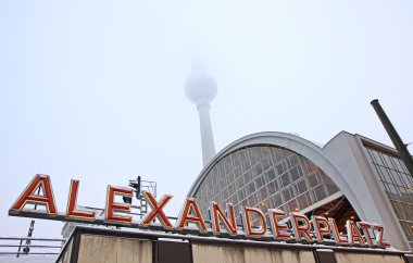 Berlin alexanderplatz tren istasyonu inşası