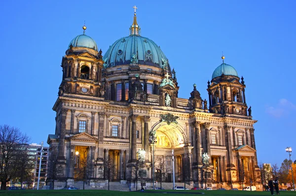 Berlin domkyrka (berliner dom) på kvällen — Stockfoto