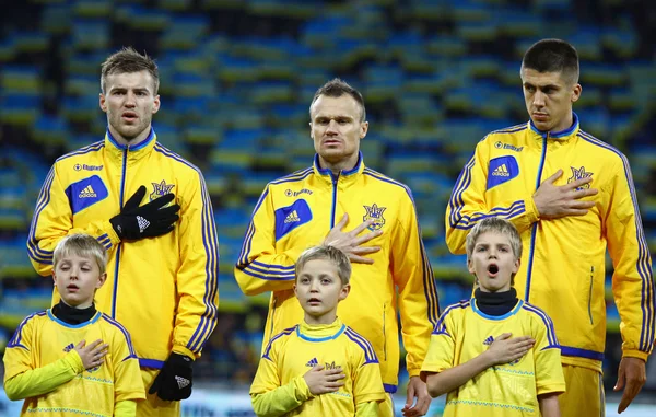 Ukraine National football team players listen the national anthe — Stock Photo, Image