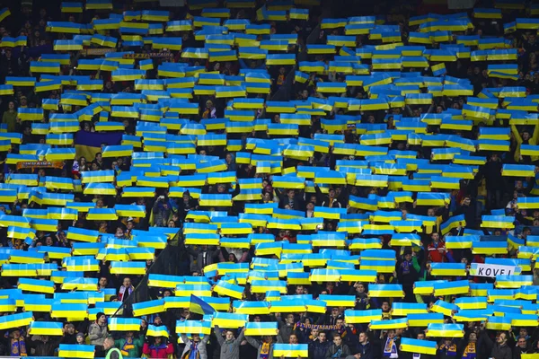 Ukrayna Millî Futbol Takımı taraftarları desteklerini göstermek — Stok fotoğraf