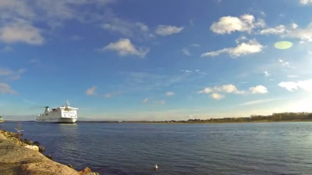 Круизный лайнер в бухте Травемю (Германия) ) — стоковое видео