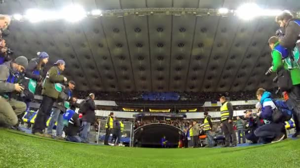 Jogadores de futebol aparecem em campo — Vídeo de Stock