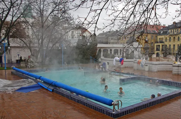 La gente tiene un baño termal en el spa Gellert en Budapest —  Fotos de Stock