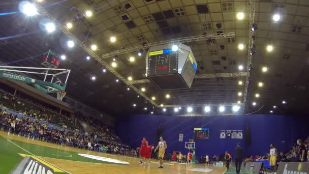 Basket spel f.Kr budivelnik vs fc barcelona (tidsinställd) — Stockvideo