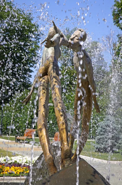 Denkmal der Liebenden (oder Denkmal des Kusses) in Charkiw, Ukraine — Stockfoto