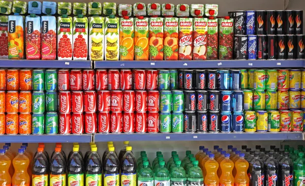 Flaschen mit Softdrinks im Regal eines Marktes — Stockfoto