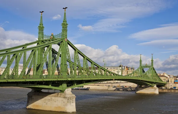 在布达佩斯，匈牙利的 dunabe 河自由大桥 — 图库照片