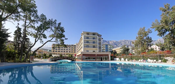 Piscina no hotel resort mediterrânico — Fotografia de Stock