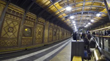 hackescher markt s-bahn istasyonu Berlin trenleri bekleyen yolcular