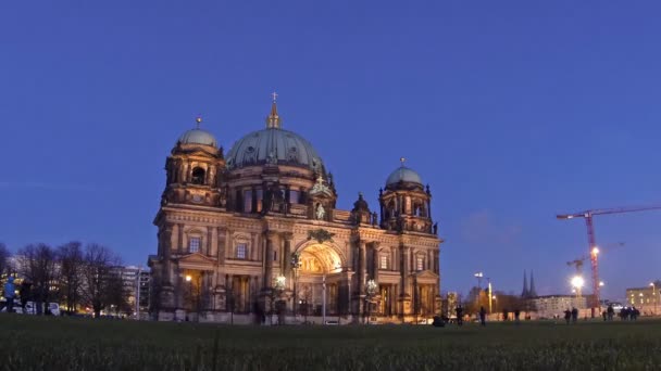 Catedral de Berlim (Berliner Dom) à noite, Berlim, Alemanha — Vídeo de Stock