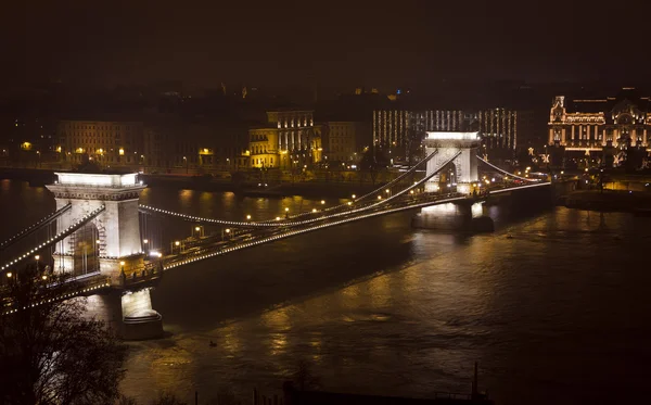 Цепной мост и река Дунабе ночью. Будапешт, Венгрия — стоковое фото