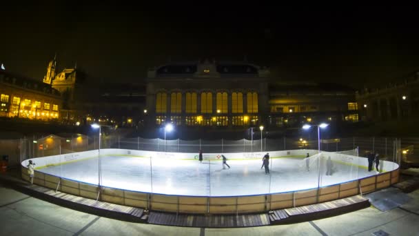 As pessoas gostam de patinar na pista de gelo no centro da cidade de Budapeste (Time Lapse ) — Vídeo de Stock