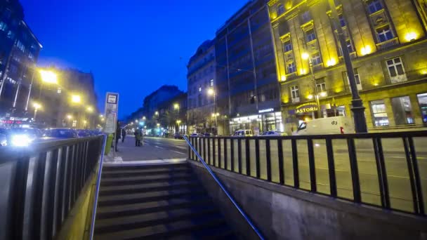 Люди, гуляющие возле трамвайной остановки в Будапеште ) — стоковое видео