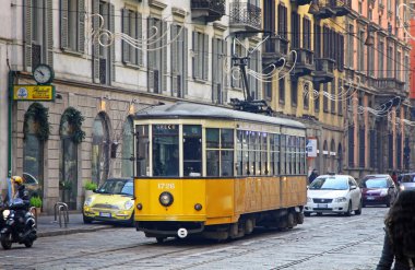 eski geleneksel sarı tramvay Milan sokak