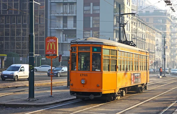 Eski geleneksel peter witt tramvay Milan sokak — Stok fotoğraf