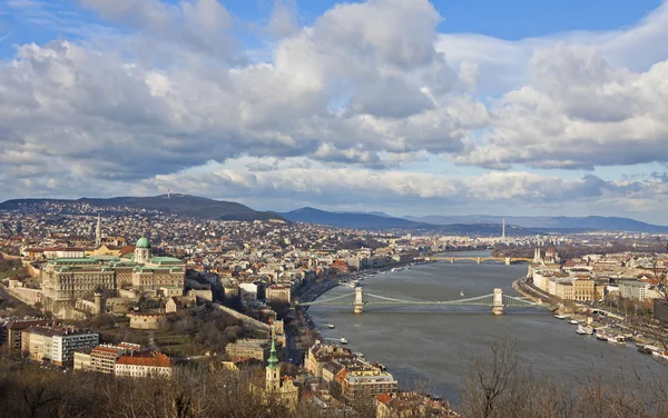 Kilátás a Budai vár negyed és a dunabe folyó Budapesten — Stock Fotó