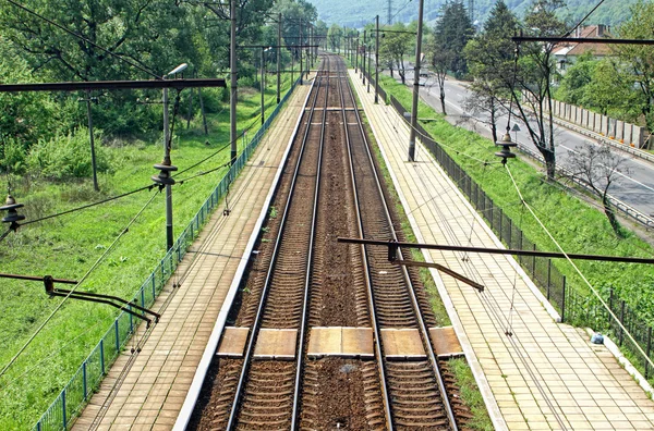 Railway tracks and small railway station — Stock Photo, Image