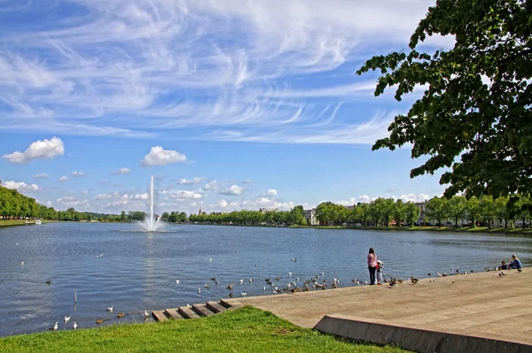 Lago Pfaffenteich en la ciudad de Schwerin, Alemania — Foto de Stock