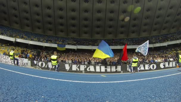 FC dynamo Kiev ultra anhängare visar sitt stöd — Stockvideo