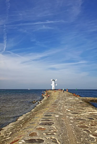 Molino de viento blanco antiguo faro en Swinoujscie — Foto de Stock