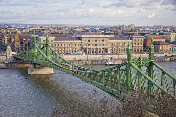 Frihet överbryggar över floden Donau i budapest — 图库照片