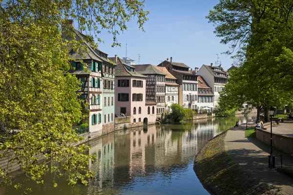 Canal d'eau sur l'île de la Grande Ile au centre de Strasbourg, France — Photo